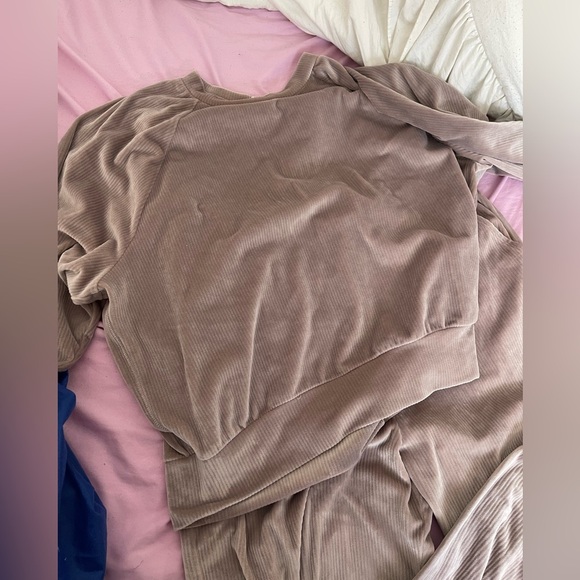 Victoria's Secret Velour Lounge Set in Rose/ Beige - Picture 4 of 5